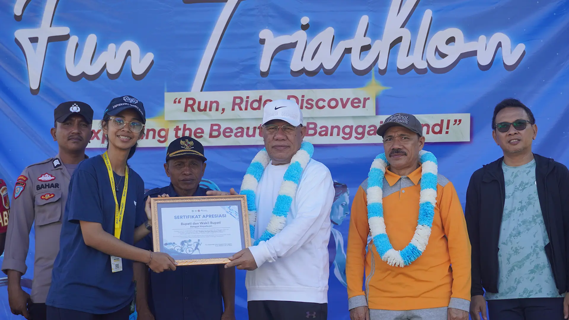 Dokumentasi suasana kegiatan dan acara Bupati Bangkep Resmikan Fun Triathlon 2025 di Bungin di Banggai Kepulauan - foto 5
