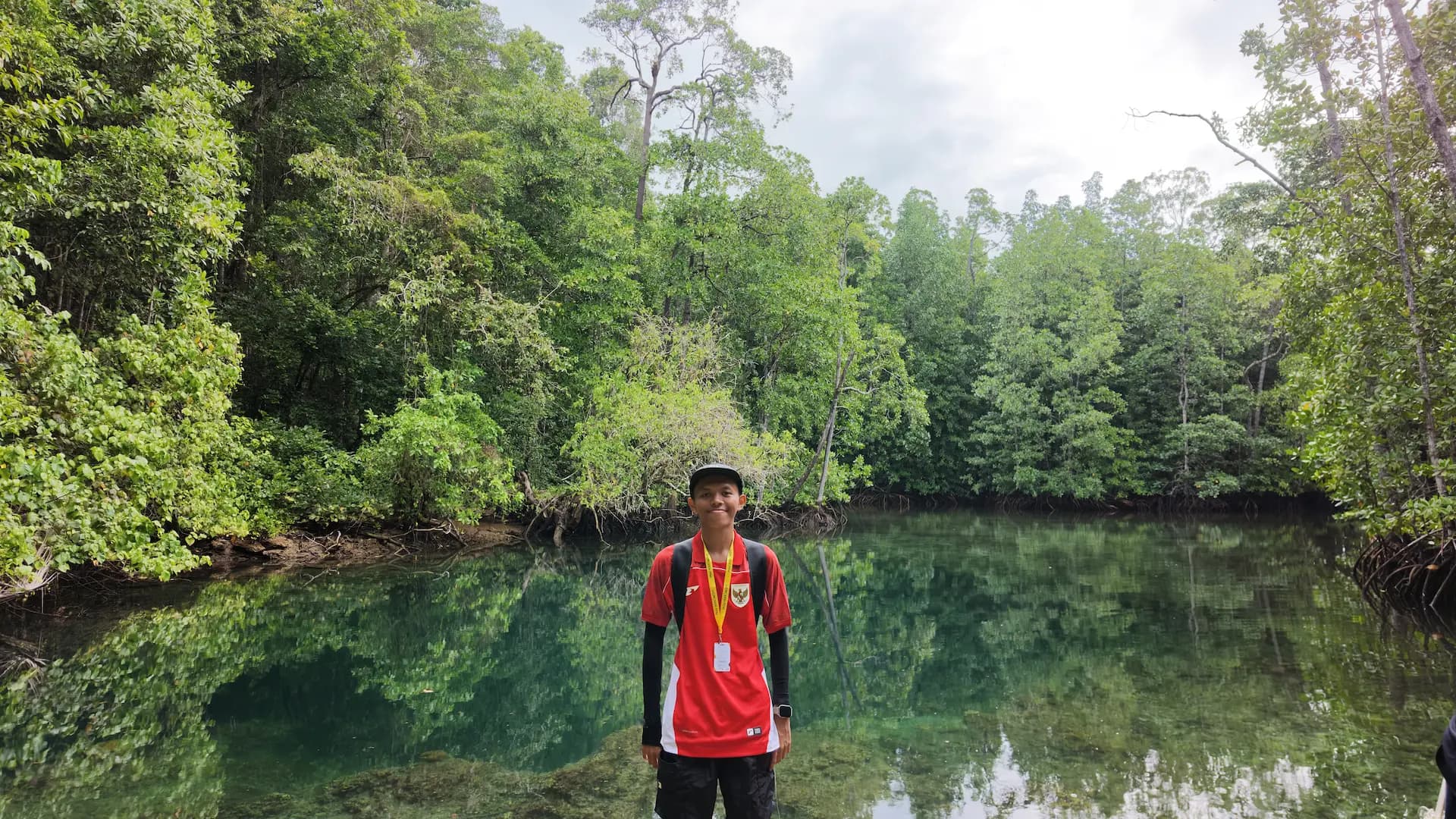 Pemandangan lanskap alami dan tepian kolam cenote Goa Buloling yang dikelilingi rimbunnya hutan mangrove Desa Sambulangan