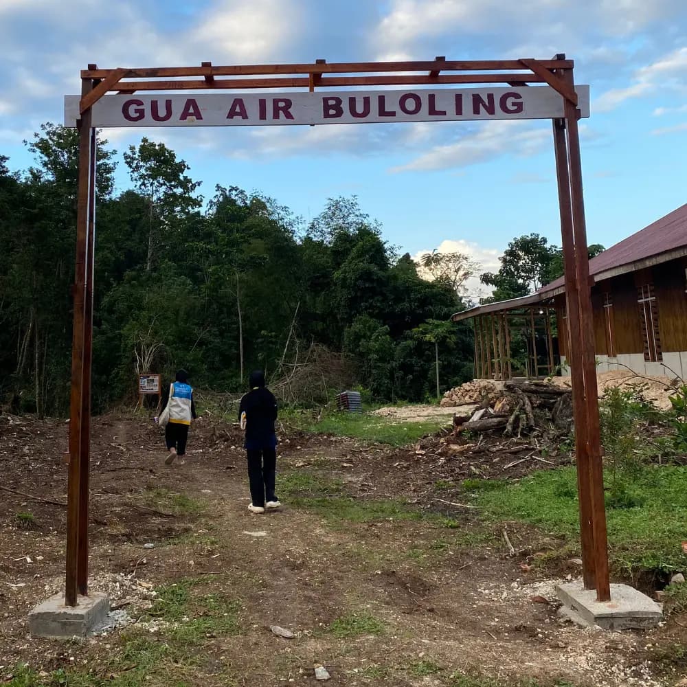 Pemandangan tekstur formasi dinding batu kapur alami yang membatasi kolam air tawar bawah tanah Goa Buloling di Desa Sambulangan