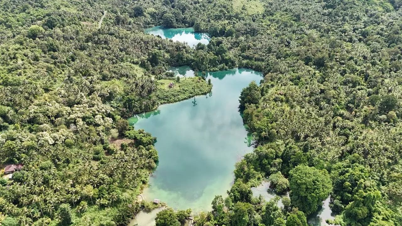 Pemandangan alam dan keindahan wisata Danau Bundala Alani di Desa Buko, Kabupaten Banggai Kepulauan