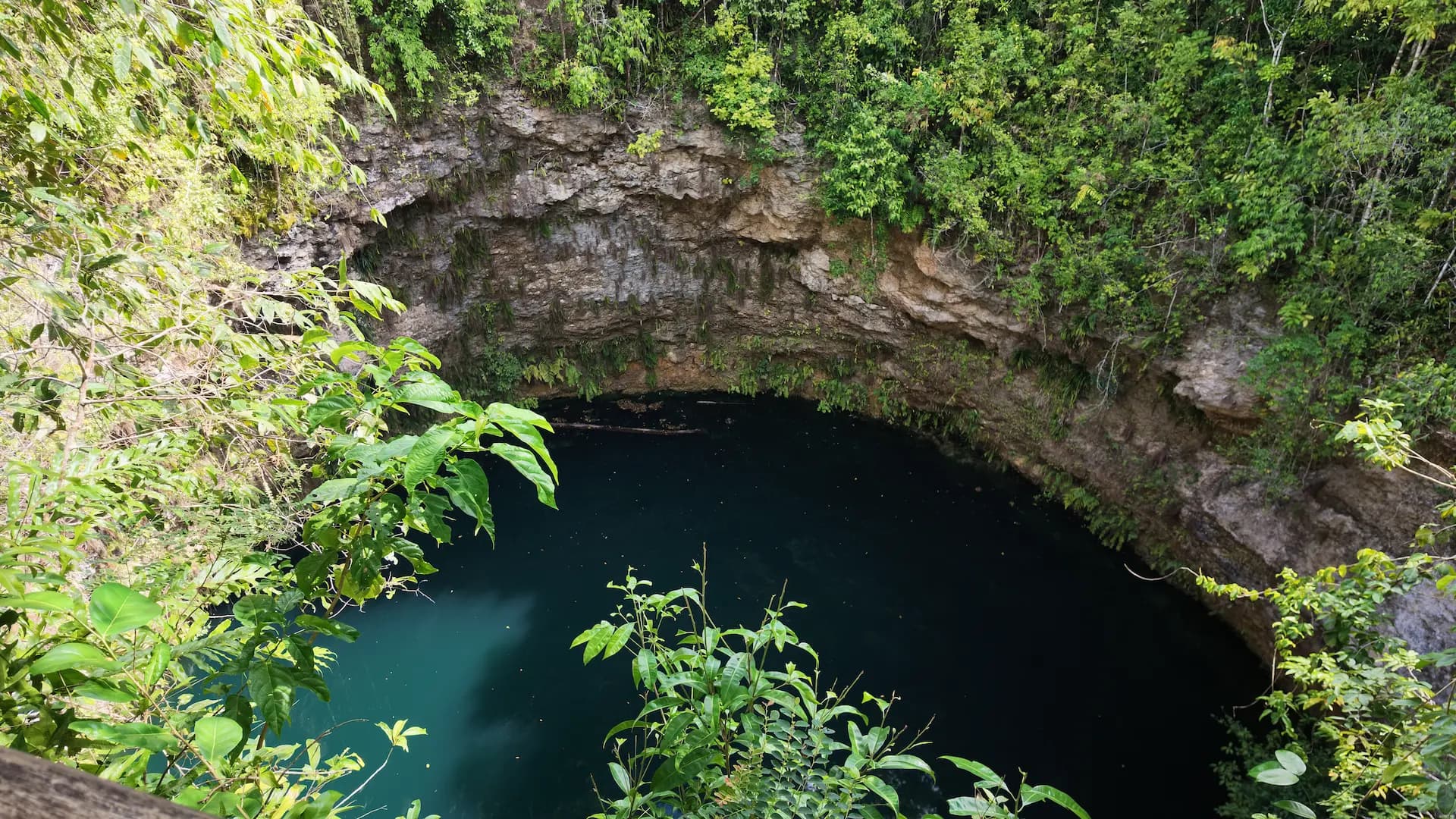 Pemandangan alam dan keindahan wisata Sumur O'ang di Desa Sambulangan, Kabupaten Banggai Kepulauan