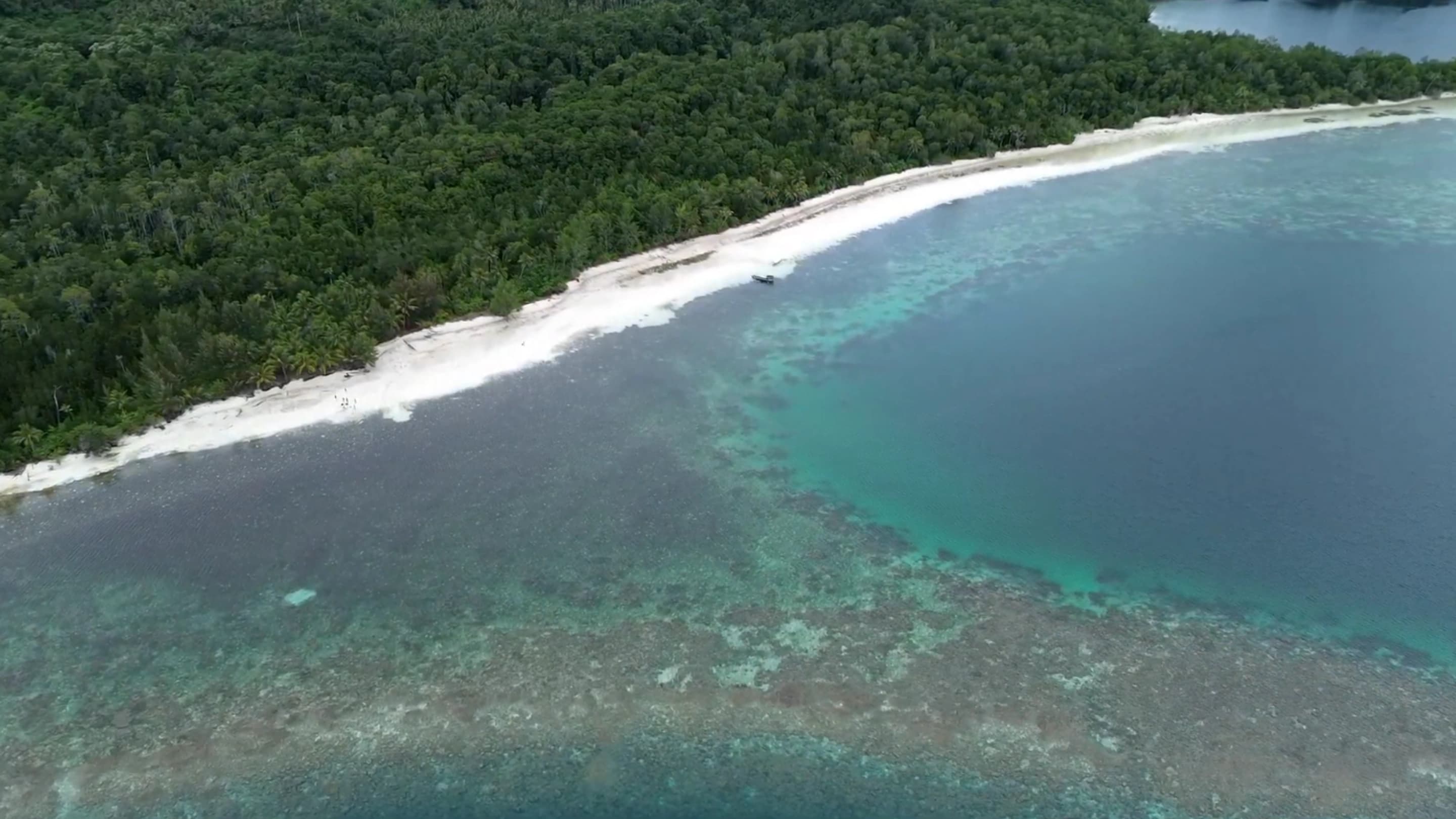 Pemandangan alam dan keindahan wisata Pantai Pasir Putih Tambalang di Desa Sambulangan, Kabupaten Banggai Kepulauan