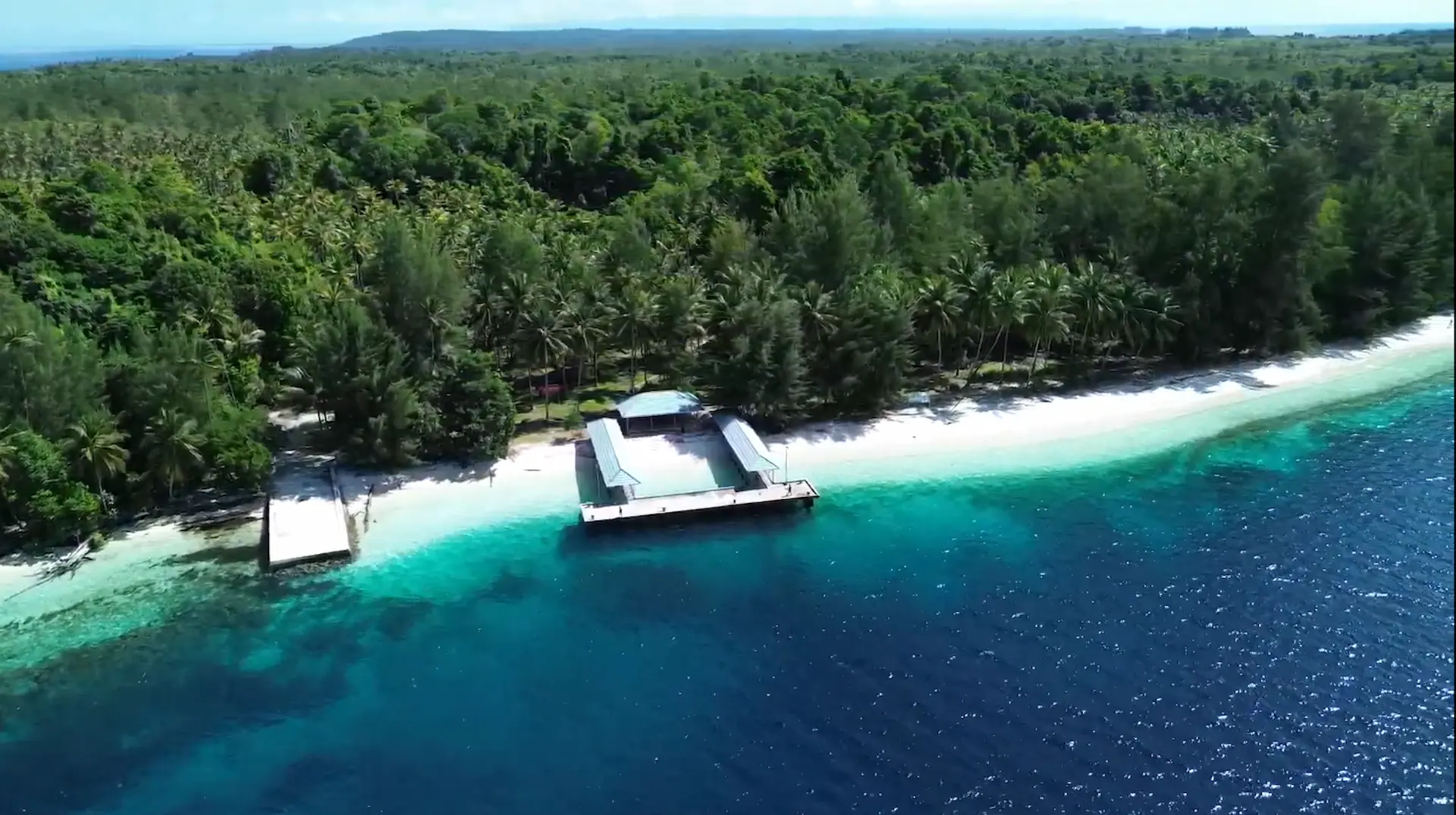 Pemandangan alam dan keindahan wisata Pantai Tebeabul di Desa Bakalan, Kabupaten Banggai Kepulauan
