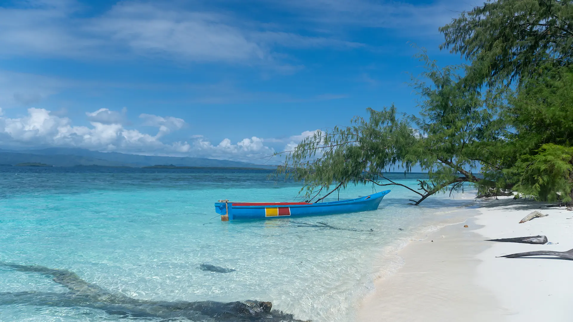 Pemandangan alam dan keindahan wisata Wisata Gugus Pulau Bertasbih di Desa Lumbi Lumbia, Kabupaten Banggai Kepulauan