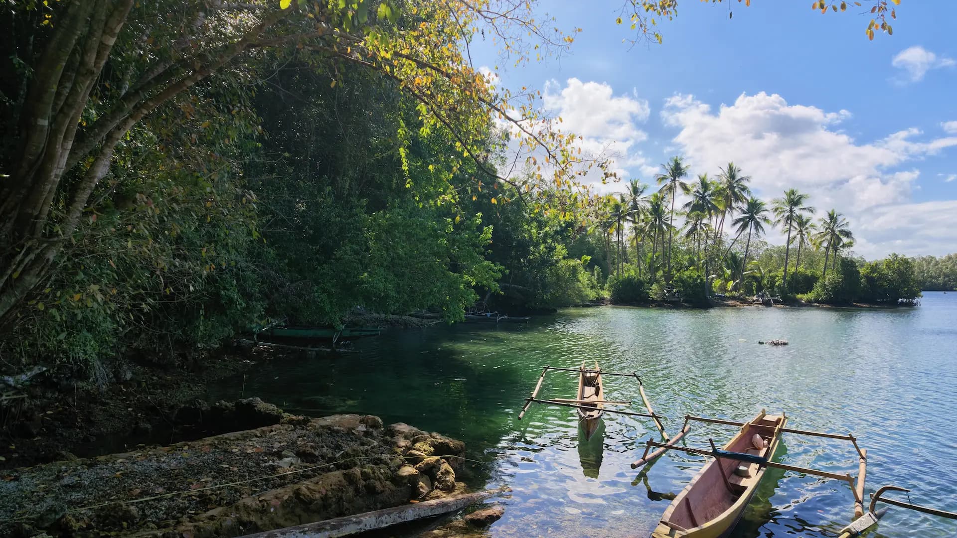 Pemandangan hamparan pasir putih bersih yang lembut di pesisir Pantai Pasir Putih Pulau Tambalang, Desa Sambulangan, Banggai Kepulauan