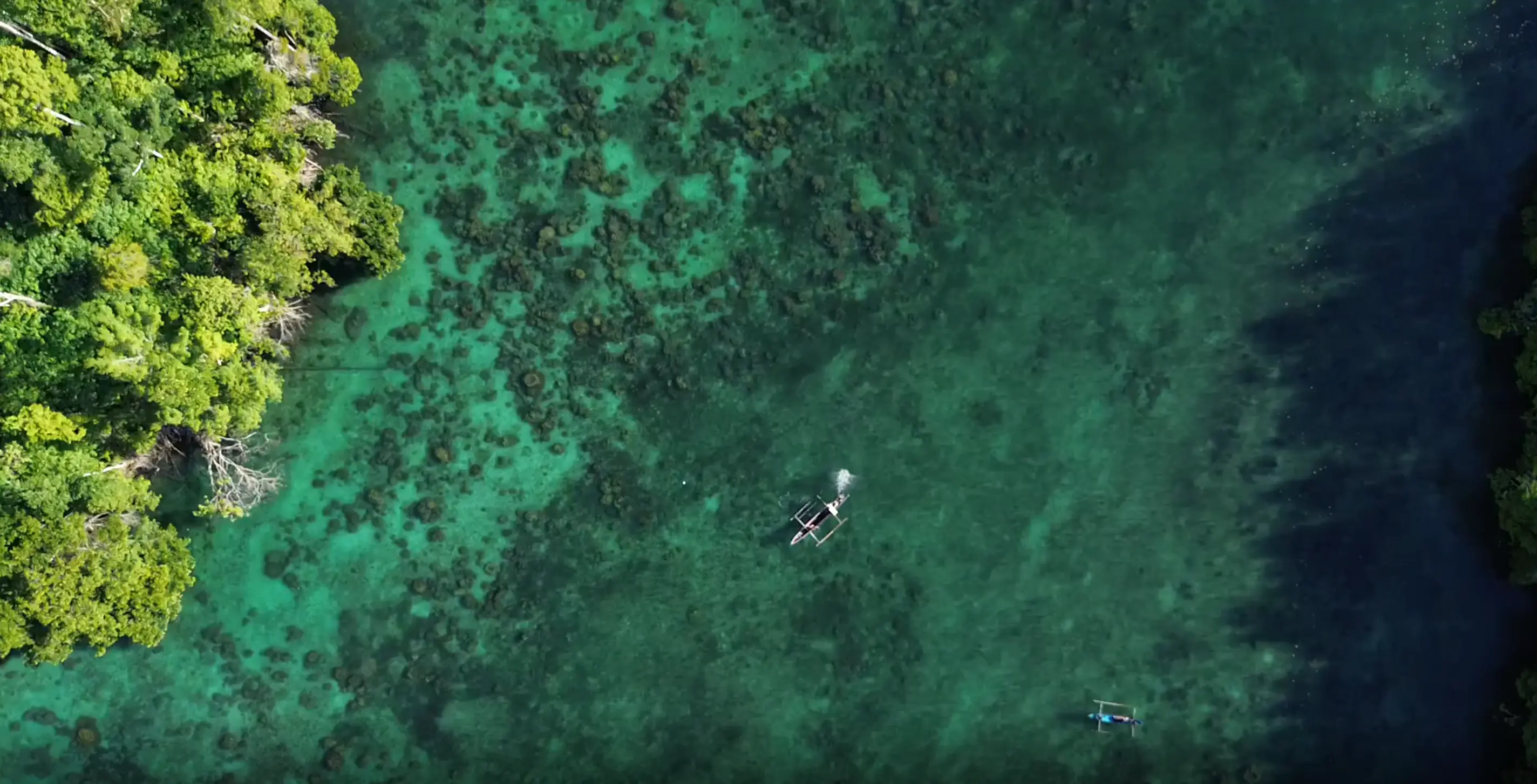 Pemandangan suasana tenang dan damai pulau tropis yang asri di kawasan pesisir Pantai Tambalang, Desa Sambulangan
